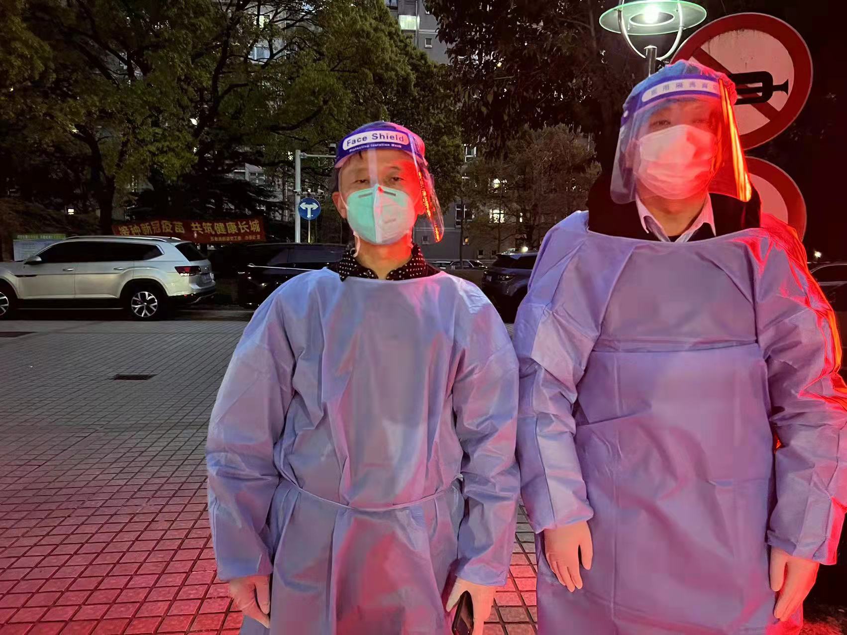 本部劉化景在小區巡邏,勸返下樓人員;遞送外面來的生活必需品急件到每家門洞,按鈴請業主下樓來取。