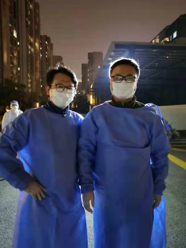 沈昌明小區巡邏(順便送快遞),勸導居民足不出戶,不出樓棟