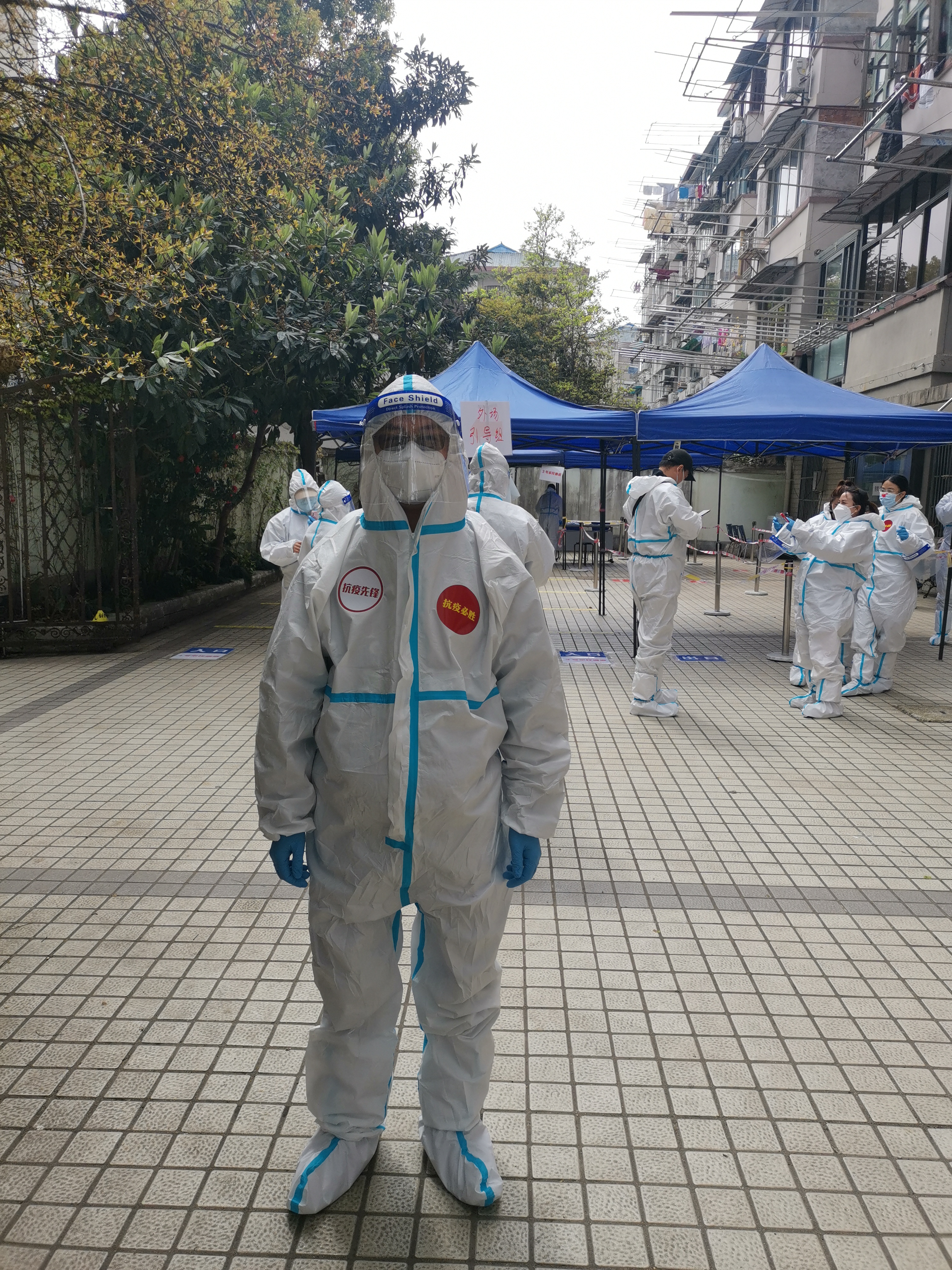 陳小華引導居民排隊做核酸,維持秩序