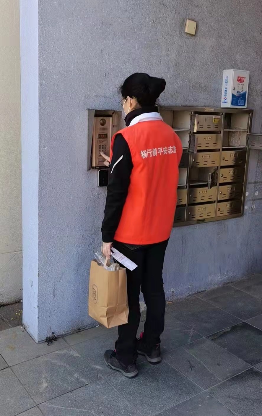 物業王英分發物資